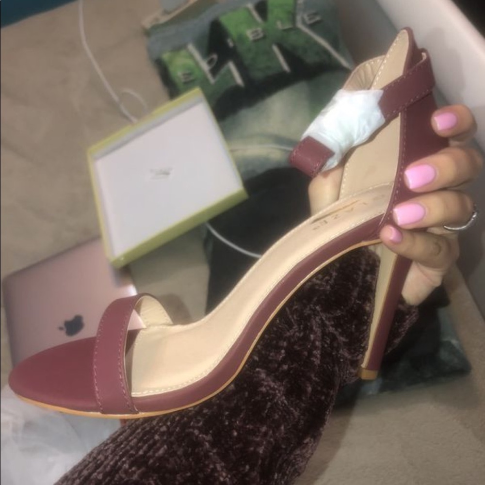 HEELS - Picture 2 of 3